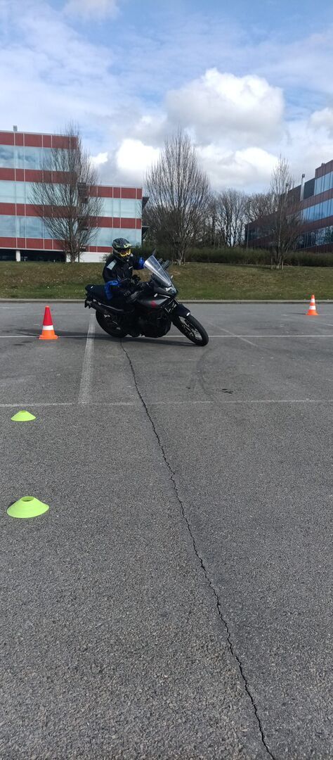 Entraînement Moto-Gymkhana au Décathlon Jambes