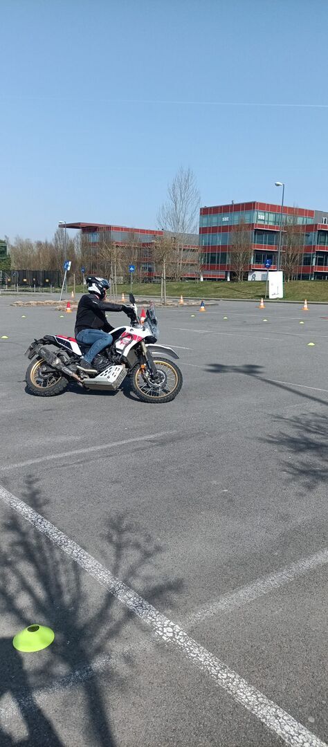 Entraînement Moto-Gymkhana au Décathlon Jambes
